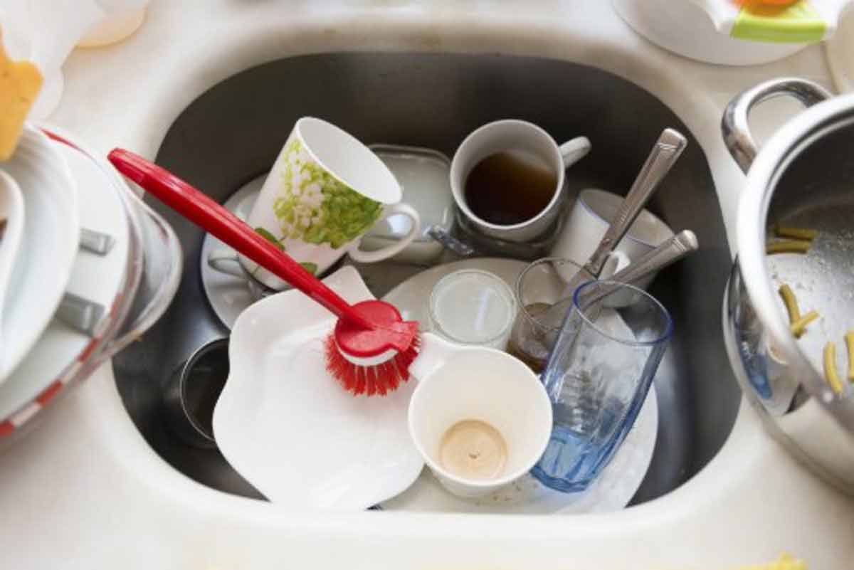 La méthode infaillible pour laver sa vaisselle à la main facilement
